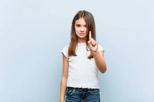 Menina Bonito Mostrando Número Com Dedo — Fotografia de Stock