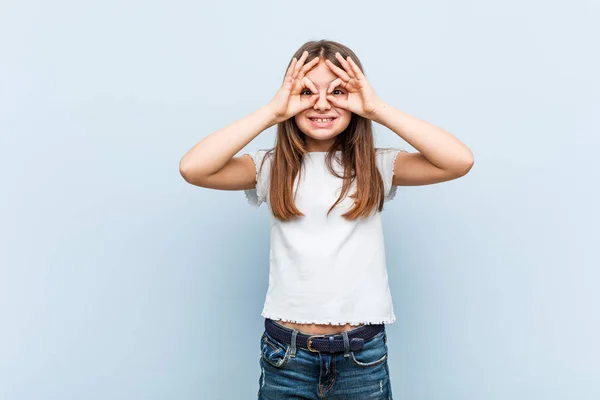 Cute Girl Pokazując Porządku Znak Oczach — Zdjęcie stockowe