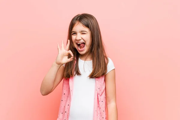 Linda Niña Guiña Ojo Sostiene Gesto Bien Con Mano — Foto de Stock