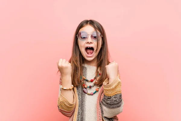 小さなヒッピーの女の子は気楽に興奮して応援しています 勝利の概念 — ストック写真