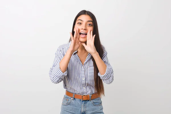 Junge Hübsche Arabische Frau Schreit Aufgeregt Nach Vorne — Stockfoto