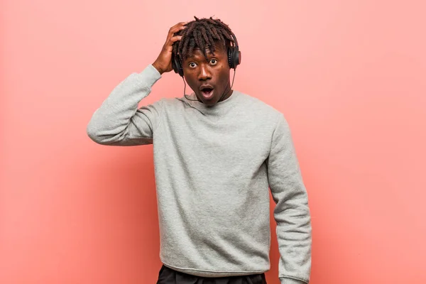 Genç Rasta Siyah Adam Kulaklık Ile Müzik Dinlerken Şok Oluyor — Stok fotoğraf