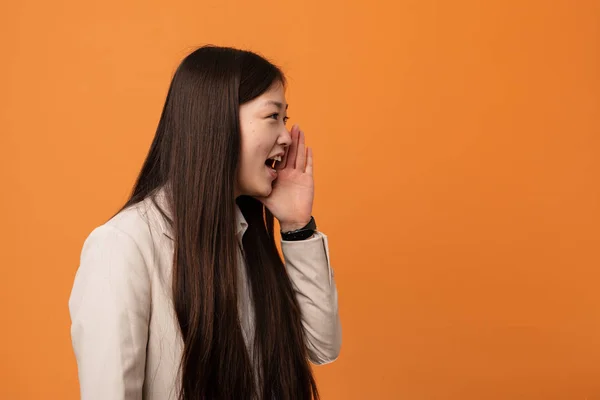 Joven Mujer China Negocios Gritando Sosteniendo Palma Cerca Boca Abierta —  Fotos de Stock