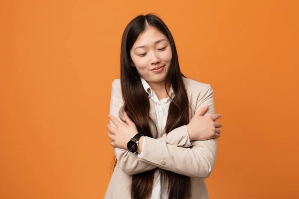 Wanita Muda Cina Bisnis Memeluk Dirinya Sendiri Tersenyum Riang Dan — Stok Foto