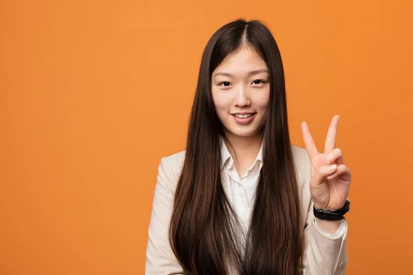 Νεαρή Επιχείρηση Κινεζική Γυναίκα Δείχνει Νούμερο Δύο Δάχτυλα — Φωτογραφία Αρχείου