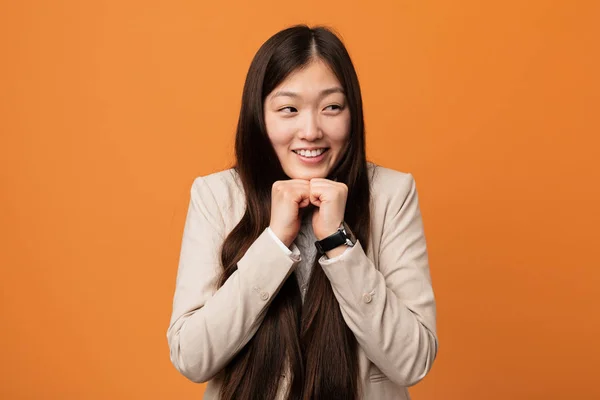 Jeune Femme Chinoise Affaires Garde Les Mains Sous Menton Regarde — Photo