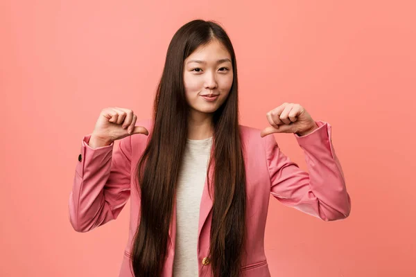 Joven Mujer China Negocios Con Traje Rosa Siente Orgulloso Seguro —  Fotos de Stock
