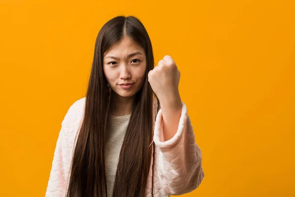 Młoda Chińska Kobieta Piżamie Pokazując Pięść Aparatu Agresywny Wyraz Twarzy — Zdjęcie stockowe