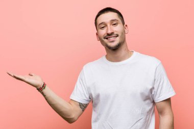 Genç rahat adam bir avuç üzerinde bir kopya alanı gösteren ve bel başka bir el tutarak.