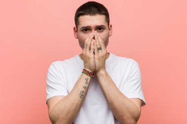 Genç sıradan adam korkmuş ve korkmuş.