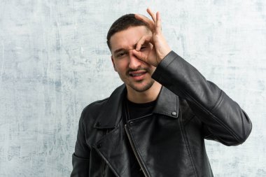 Genç rockçı adam göz ok jest tutarak heyecanlı.