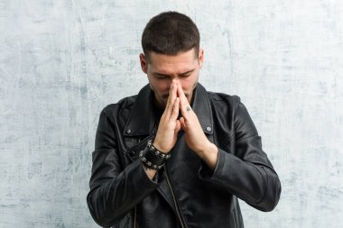 Genç rockçı adam ağız ayakın dua el ele tutuşan, kendinden emin hissediyor.