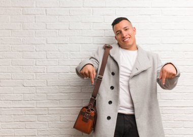 Genç latin iş adamı parmakları ile alt işaret