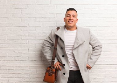 Kalçaelleri ile genç latin iş adamı