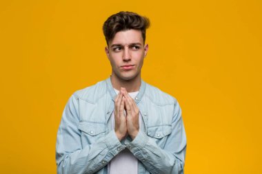 Genç yakışıklı öğrenci akılda planı oluşturan bir kot gömlek giyiyor, bir fikir kurma.