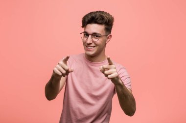 Genç serin kafkas adam neşeli gülümsüyor ön işaret.