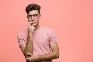 Genç serin kafkas adam bir kopya alanı bakarak bir şey hakkında düşünme rahat.