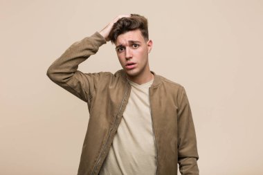 Kahverengi ceket giyen genç beyaz adam şoke oldu, önemli bir toplantı yıktı.