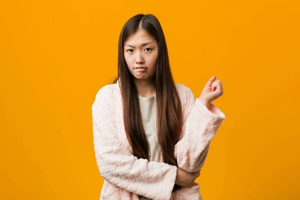 Jovem Chinesa Pijama Tocando Parte Trás Cabeça Pensando Fazendo Uma — Fotografia de Stock