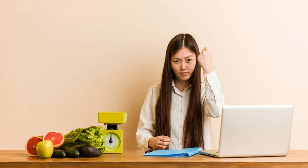 Jovem Nutricionista Mulher Chinesa Trabalhando Com Seu Laptop Mostrando Punho — Fotografia de Stock