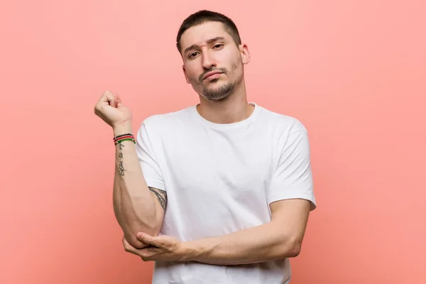 Jovem Homem Casual Tocando Parte Trás Cabeça Pensando Fazendo Uma — Fotografia de Stock