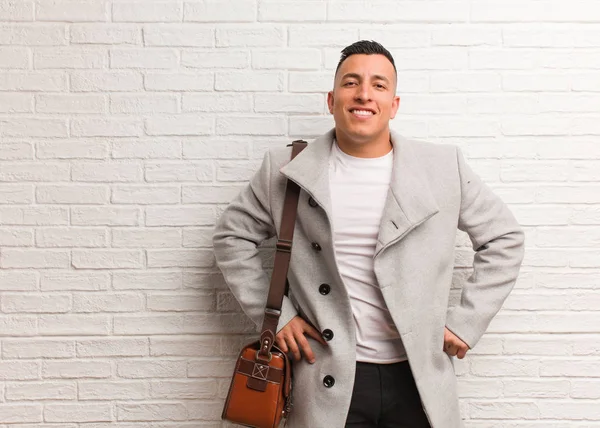 Jovem Homem Negócios Latino Com Mãos Nos Quadris — Fotografia de Stock