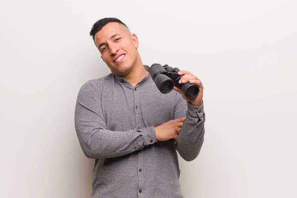 Hombre Latino Sonriendo Confiado Cruzando Los Brazos Mirando Hacia Arriba — Foto de Stock