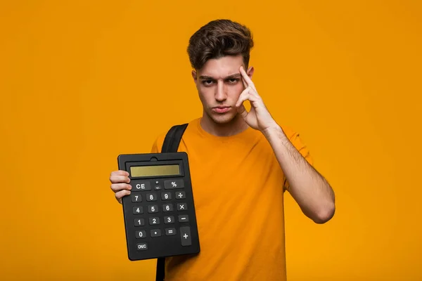 Mladý Student Který Drží Kalkulačku Pokouší Poslouchat Klepy — Stock fotografie