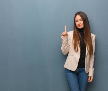 Genç iş kadını bir numara gösteriliyor