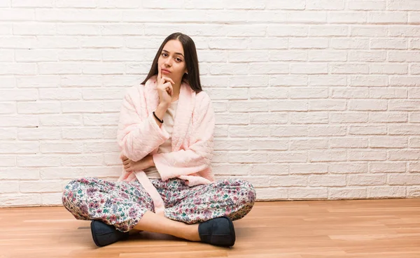 Jonge Vrouw Het Dragen Van Pyjama Twijfelen Verward — Stockfoto