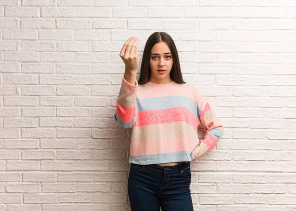 Jovem Mulher Moderna Fazendo Gesto Típico Italiano — Fotografia de Stock