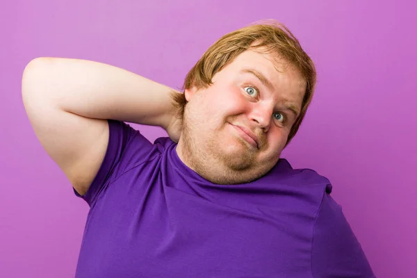 Jonge Authentieke Redhead Fat Man Aanraken Terug Van Hoofd Denken — Stockfoto