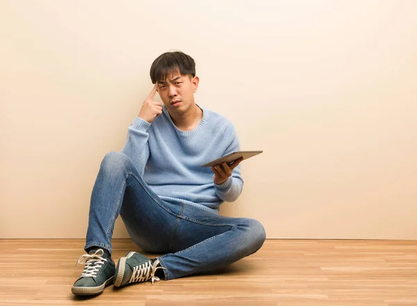 Joven Hombre Chino Sentado Usando Tableta Haciendo Gesto Concentración — Foto de Stock