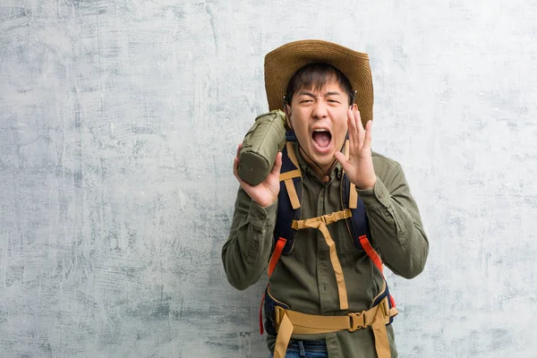 Jovem Explorador Chinês Homem Gritando Algo Feliz Para Frente — Fotografia de Stock