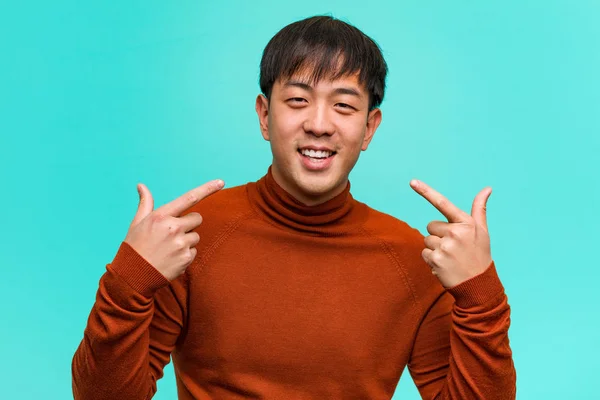 Jeune Homme Chinois Sourit Pointant Bouche — Photo