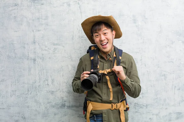 Jovem Explorador Chinês Homem Segurando Uma Câmera Surpreso Sente Bem — Fotografia de Stock