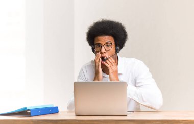 Genç telemarketer siyah adam çok korkmuş ve gizli korkuyor