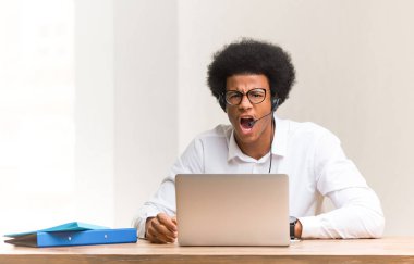 Genç telemarketer siyah adam çok öfkeli ve agresif çığlık