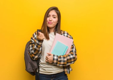 Genç öğrenci kadın ihtiyaç jesti yapıyor