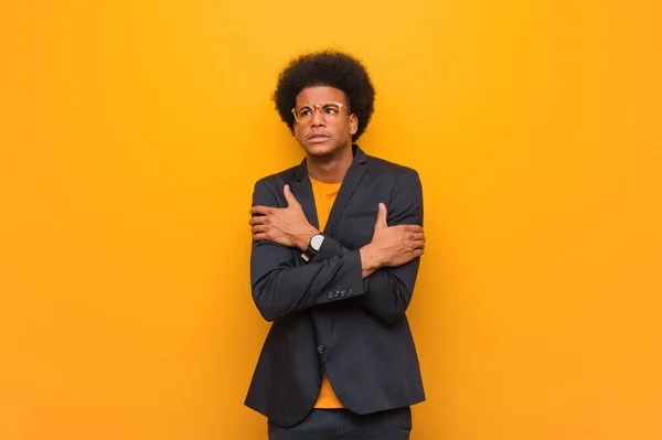 Giovane Uomo Affari Afro Americano Una Parete Arancione Che Diventa — Foto Stock