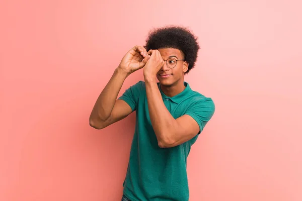 Jeune Homme Afro Américain Sur Mur Rose Faisant Geste Verre — Photo