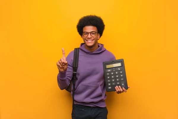 Jovem Estudante Afro Americano Segurando Uma Calculadora Mostrando Número — Fotografia de Stock