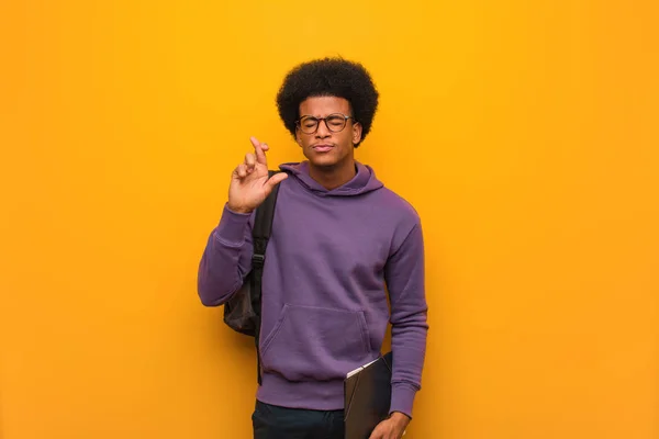 Jovem Estudante Afro Americano Homem Cruzando Dedos Para Ter Sorte — Fotografia de Stock