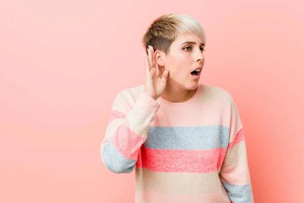 Mujer Curvilínea Natural Joven Tratando Escuchar Chisme —  Fotos de Stock