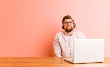 Bir çağrı merkezinde çalışan genç adam amaç ve amaçlara ulaşmahayali