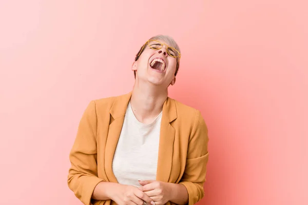 Mujer Caucásica Joven Con Una Ropa Negocios Casual Relajado Feliz — Foto de Stock