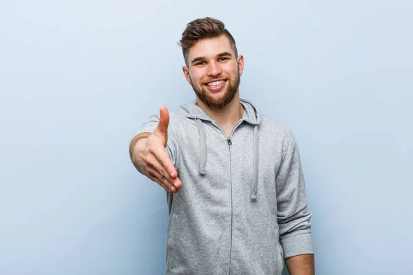 Joven Hombre Guapo Fitness Estirando Mano Cámara Gesto Saludo — Foto de Stock