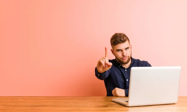 Dizüstü Bilgisayarıyla Çalışan Genç Adam Parmakla Bir Numara Gösteriyor — Stok fotoğraf