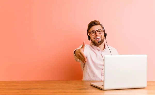 Jonge Man Werken Een Call Center Stretching Hand Camera Groet — Stockfoto