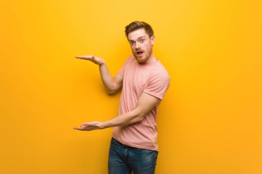 Genç kızıl saçlı adam çok şaşırmış ve şok bir şey tutan